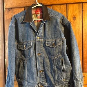 Stylish Denim Jacket with Brown Collar